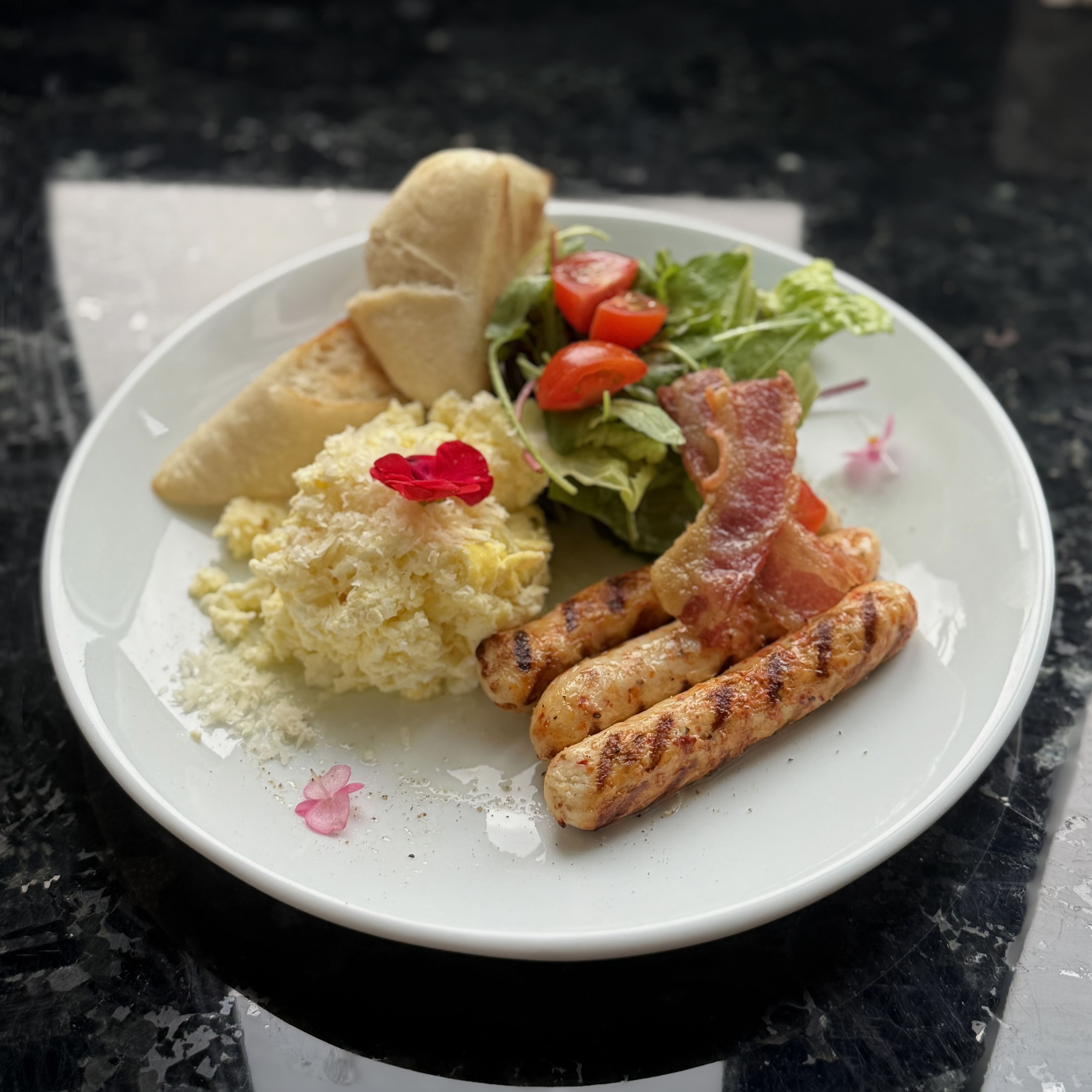 Скрамбл з нюрберзькими сосисками